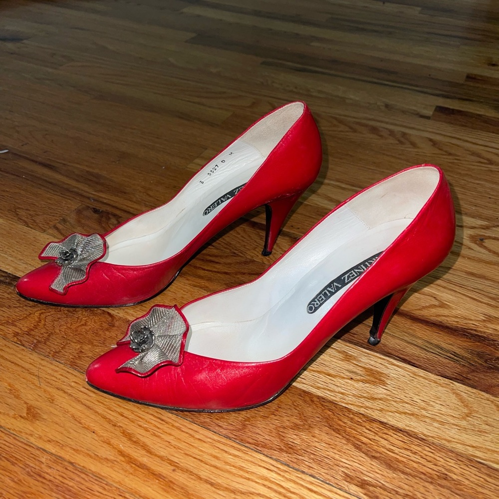 MARTINEZ VELARO red heels with silver flower